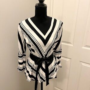 New York & Company
Black and White Shirt

Pit 2 Pit: 20